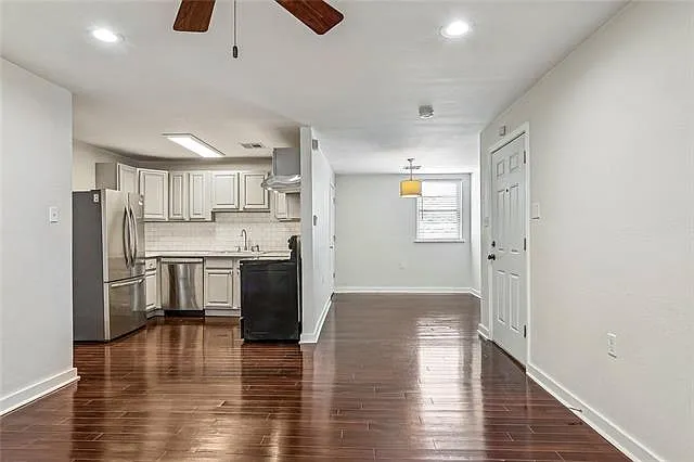 3 bed, 2.0 bath, 1372 sqft, $2,000 — Photo 3