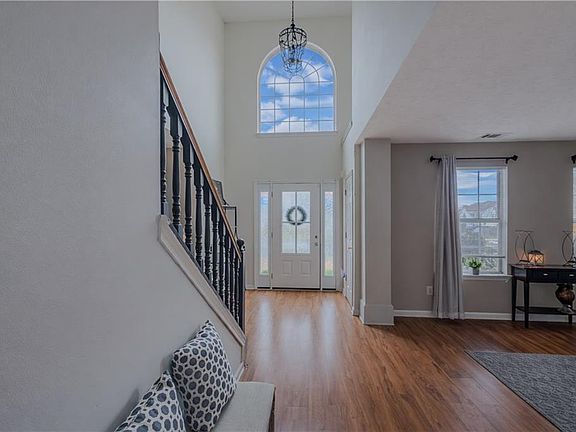 4th image of 185 Hazelhurst Dr