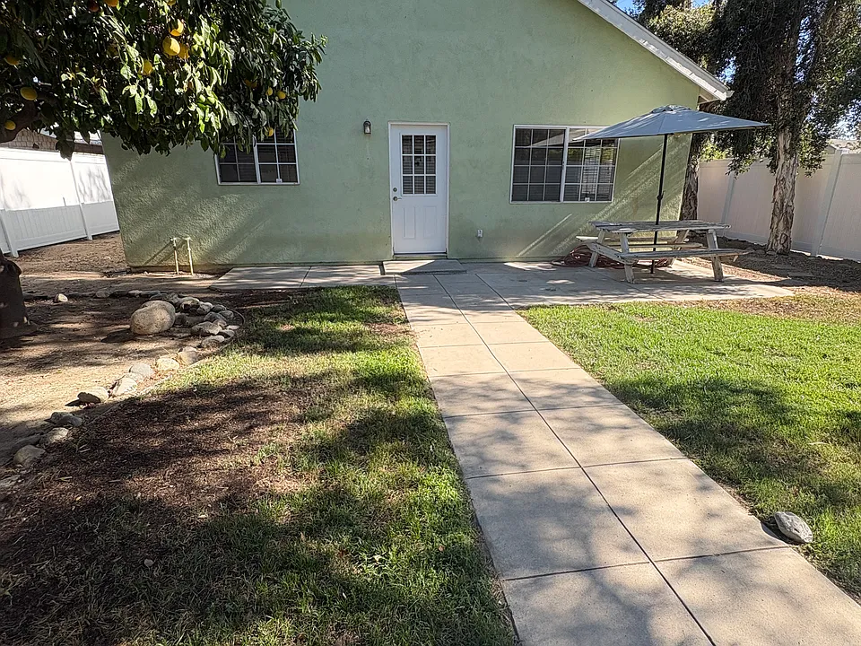 810 Campus Ave #2