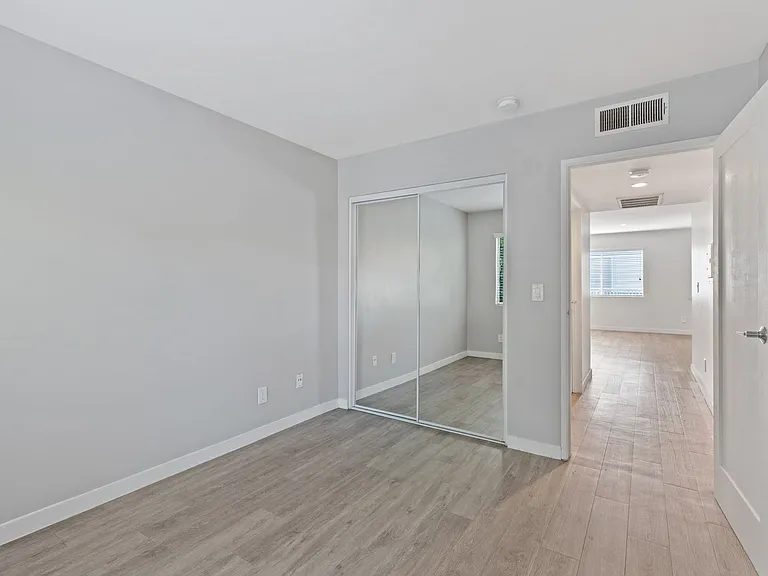 810 Crenshaw — Photo 25