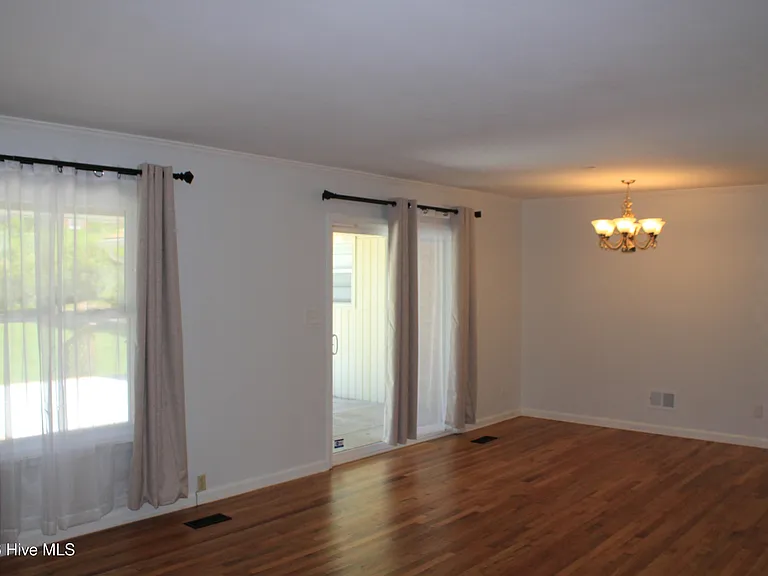 916 Stanton Dr — Photo 5