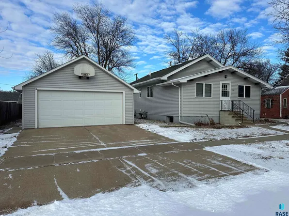 216 W Henry St, Freeman, SD 57029