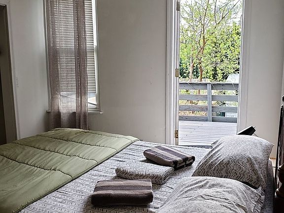 2nd image of 3048 Crescent St #1