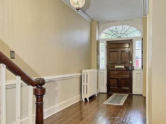 5th image of 611 Cameron St