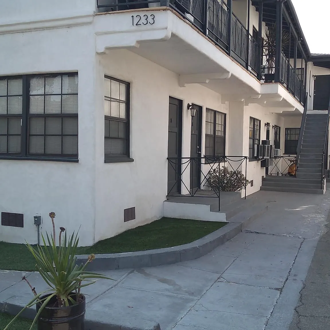 1233 Gordon St — Photo 1