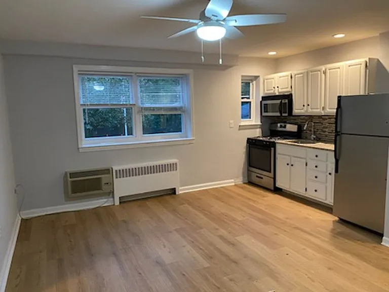 Riverside Estates Apartment Homes — Photo 16