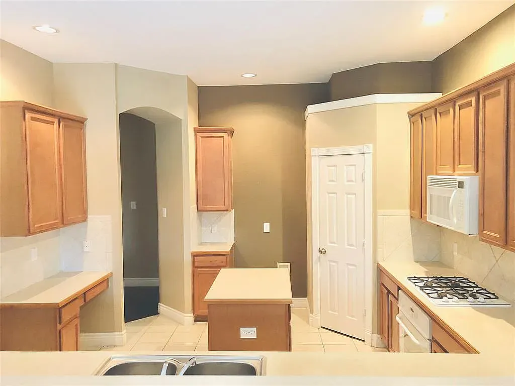 3 bed, 2145 sqft, $2,595 — Photo 4