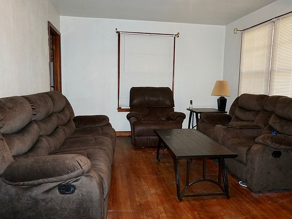 2nd image of 2144 Evelyn St