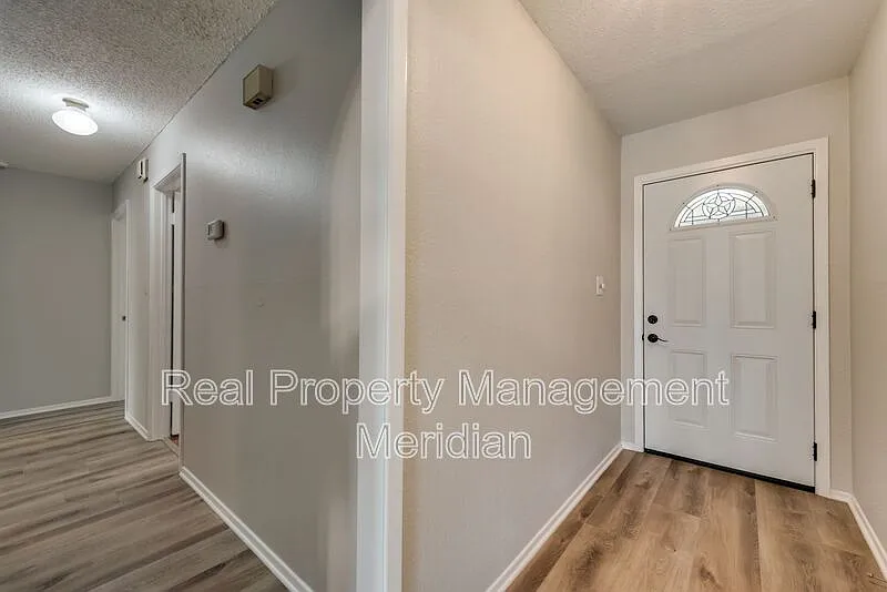 3 bed, 2.0 bath, 2100 sqft, $2,375 — Photo 3