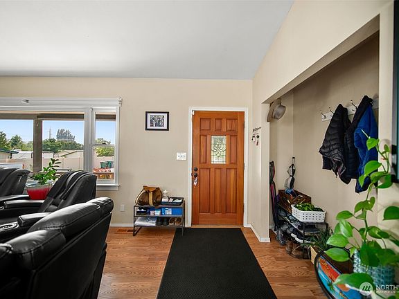 4th image of 113 N Nile Avenue