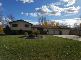 2417 Brookside Dr, Minot, ND 58701