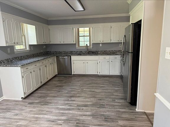 5th image of 2655 Cordova Rd
