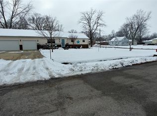 1590 Jefferson St, Carlyle, IL