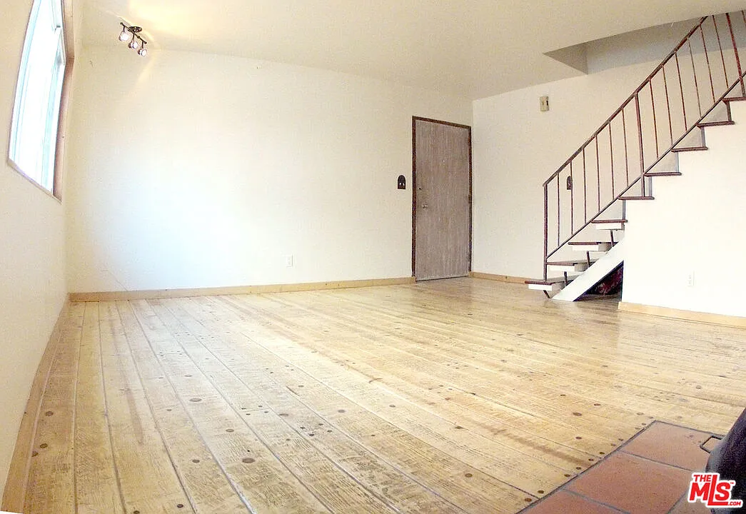 2 bed, 2.0 bath, 958 sqft, $4,600 — Photo 2