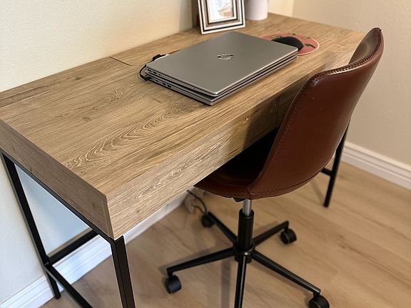DESK - Dedicated work area with 2 USB plugs, fast internet included