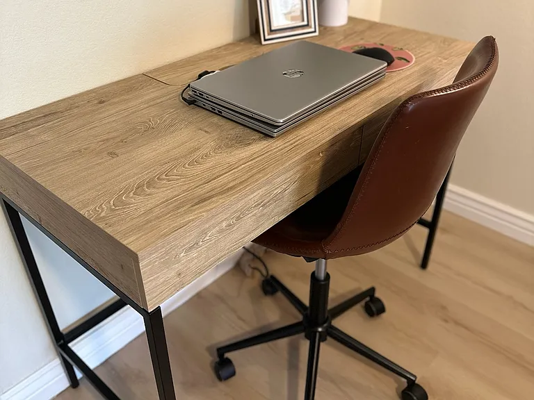 DESK - Dedicated work area with 2 USB plugs, fast internet included