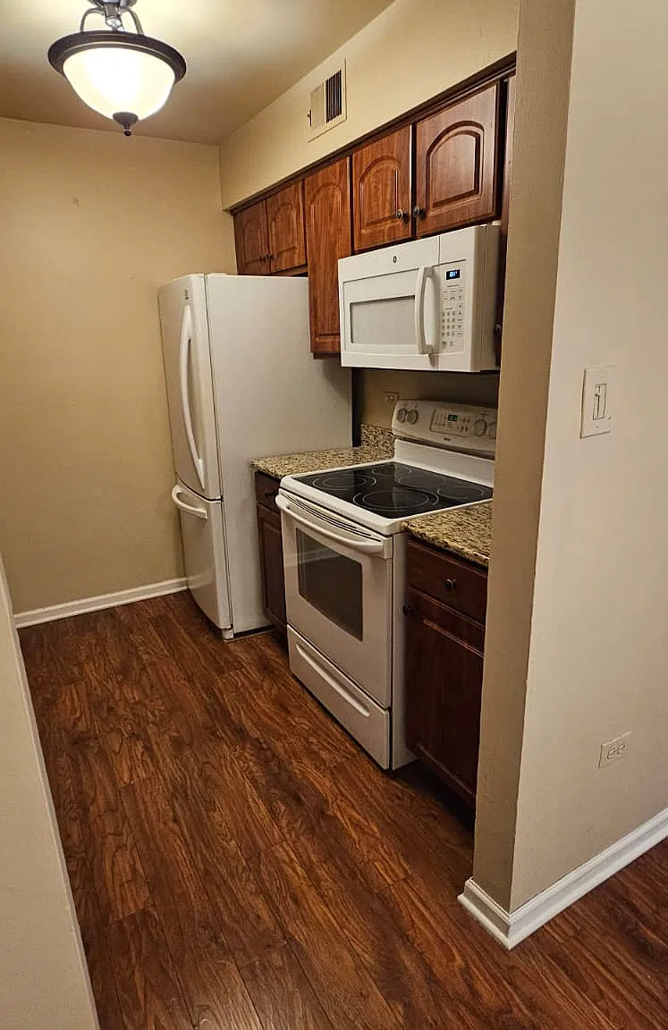 3 bed, 1065 sqft, $2,300 — Photo 2