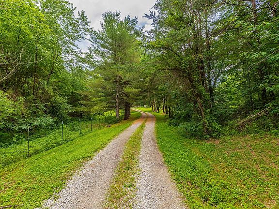 4th image of 1237 Black Hollow Rd