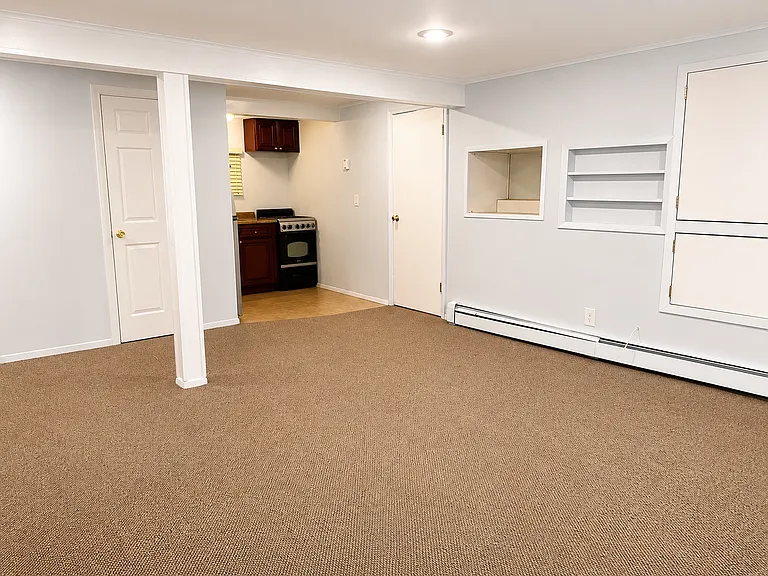 Kitchen & Livingroom / Eating Area
