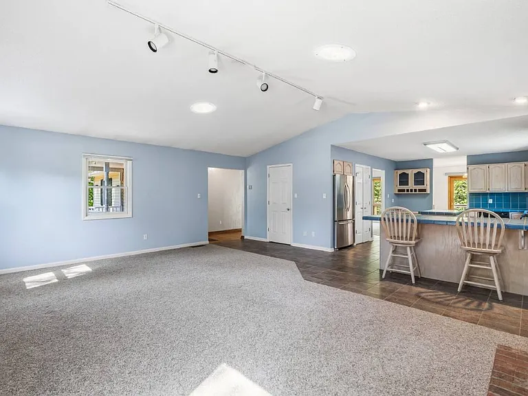105 Goldfinch Ln — Photo 5