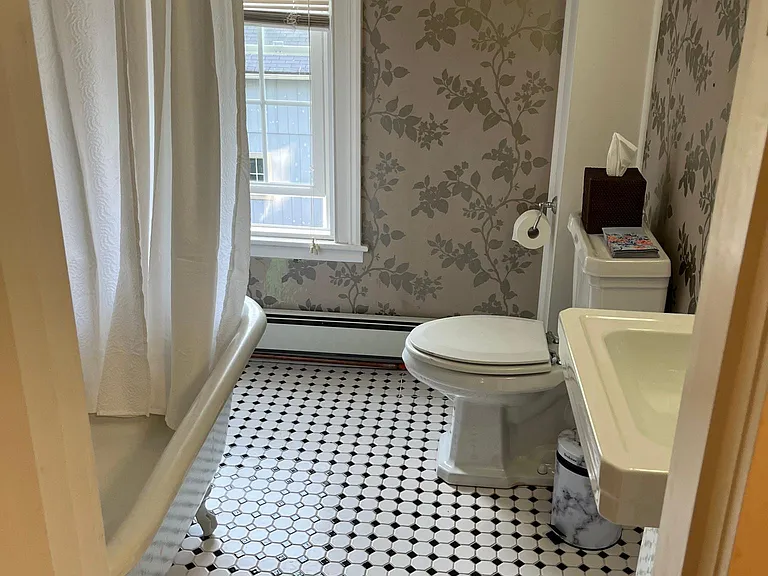 White Suite Full Bathroom