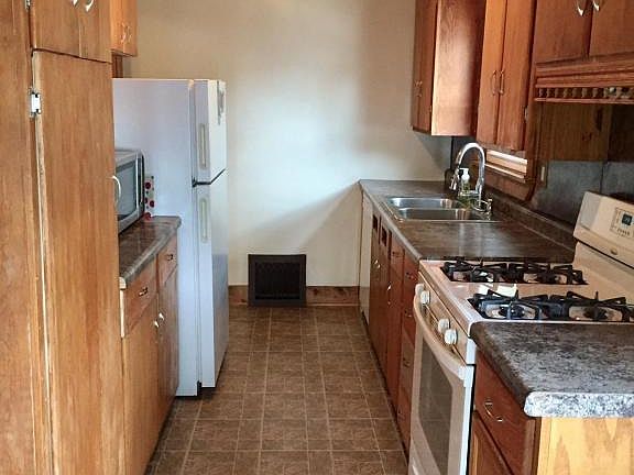 5th image of 215 E Superior St