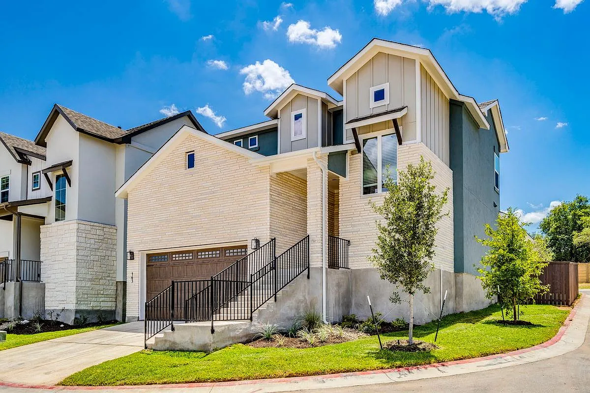 3 bed, 2.5 bath, 2029 sqft, $2,800 — Photo 2