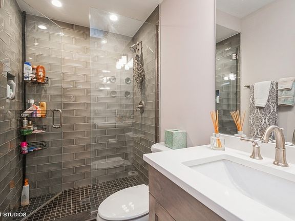 5th image of 924 W Oakdale Ave APT 2E