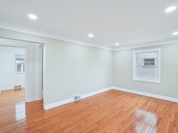 16763 Sarmorr St, Roseville, MI 48066