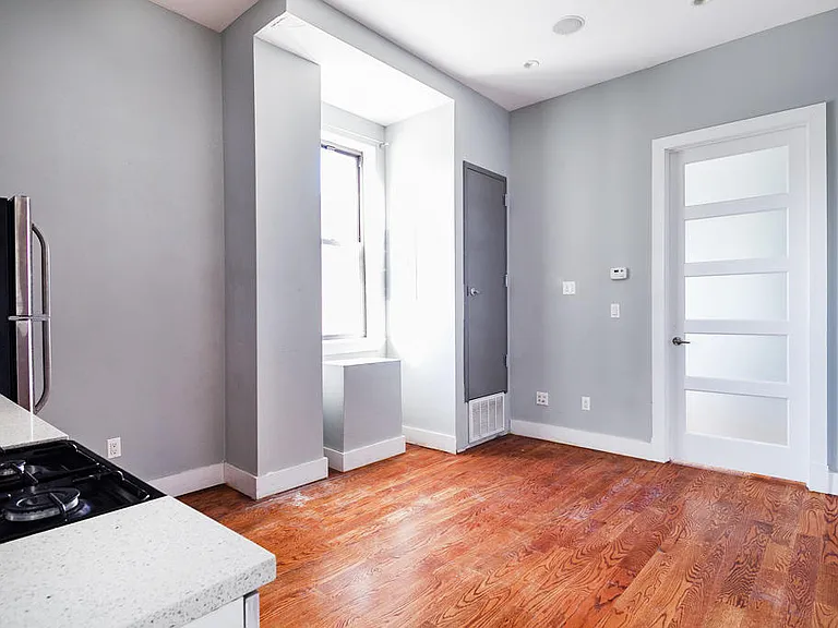1503 Gates Ave #2F — Photo 1