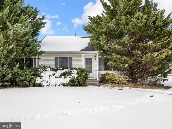 100 Heathrow Ln, Winchester, VA 22601