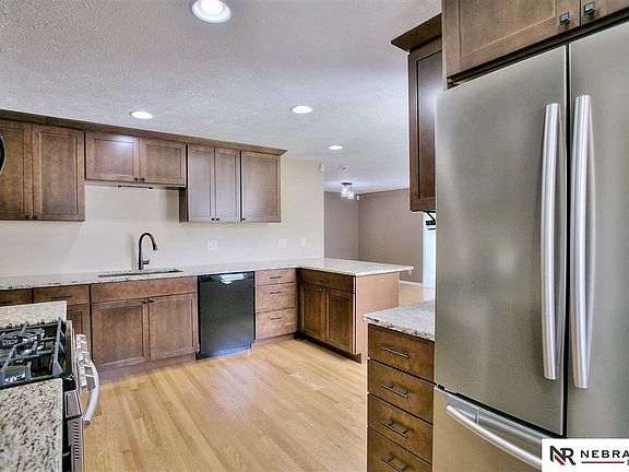 3rd image of 5834 Oak St