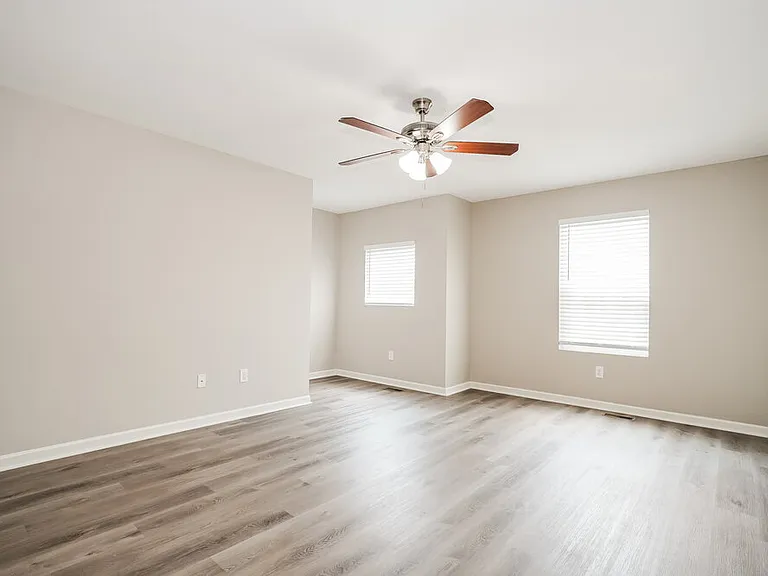 804 Zeller Dr — Photo 11