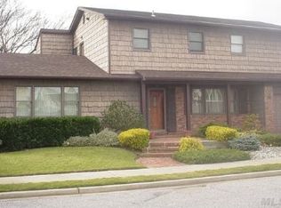 32 Luchon St, Long Beach, NY 11561