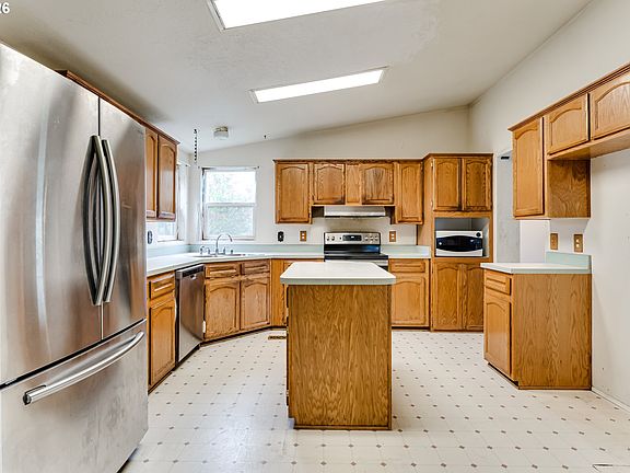5th image of 310 E 10th Pl