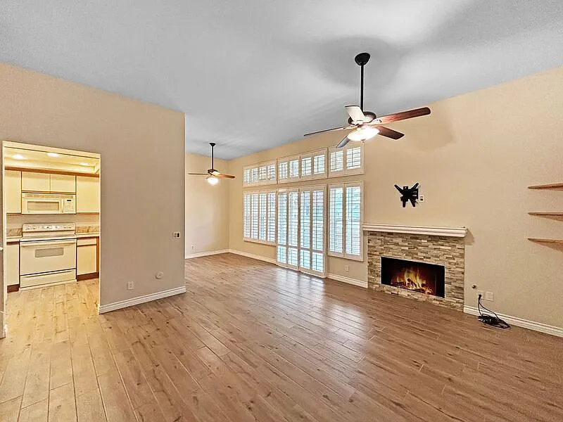2 bed, 2.0 bath, 1000 sqft, $3,400 — Photo 3
