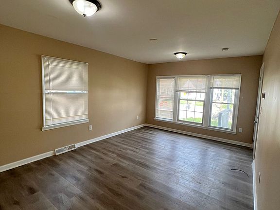 4th image of 8451 Rosemont Ave