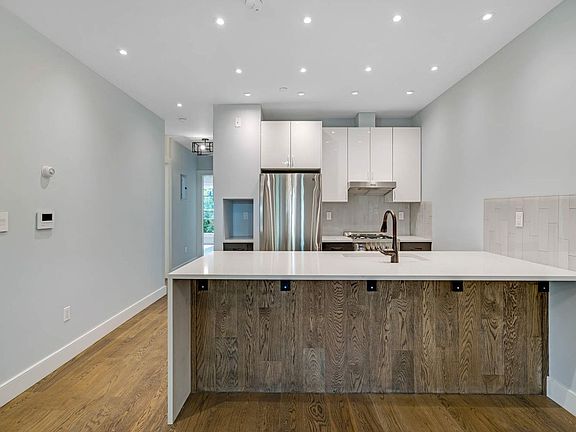 4th image of 832 Lincoln Pl #2