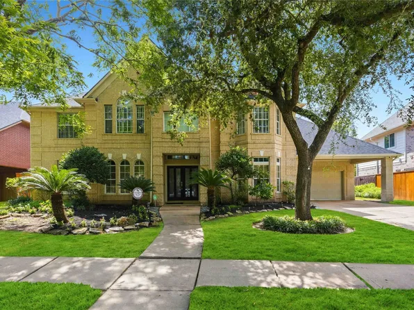 7610 Guinevere Dr, Sugar Land, TX 77479