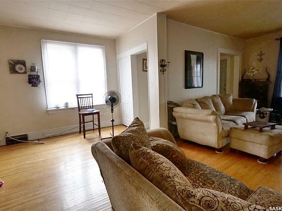 5th image of 158 Athabasca St W