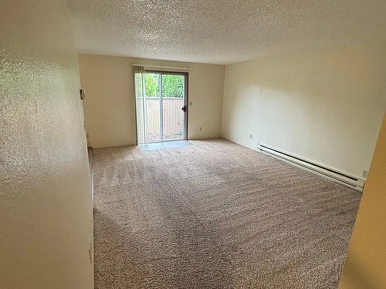 1 Bedroom 1 Bathroom at Hollywood Park Apartments — Photo 8