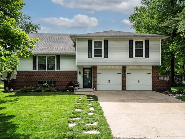 5916 NW Walnut Creek Dr, Parkville, MO 64152