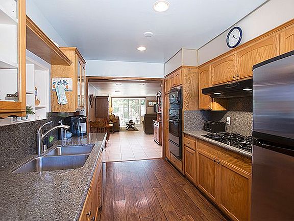 5th image of 22832 Cohasset St