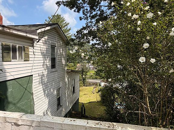 4th image of 65 Maple St