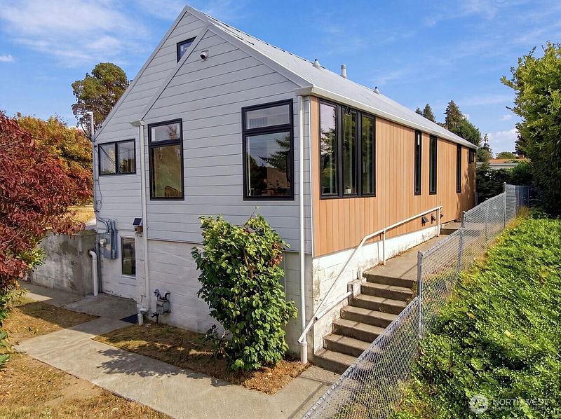 3rd image of 10246 11th Avenue SW