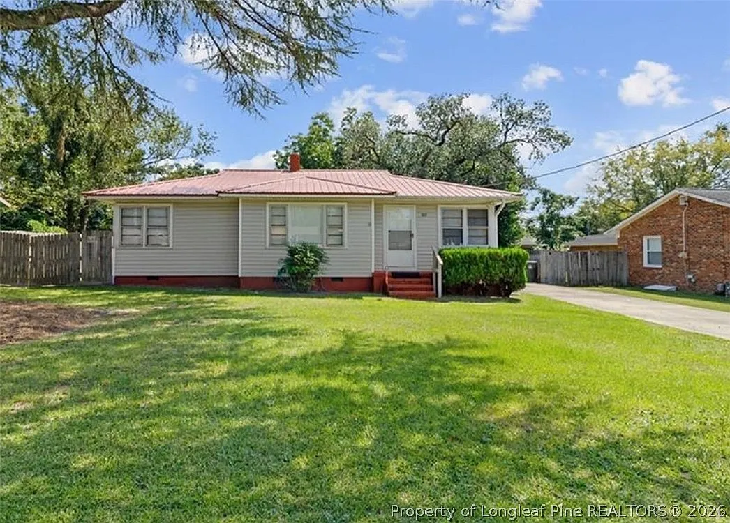 3 bed, 1.0 bath, 1346 sqft, $1,450 — Photo 1