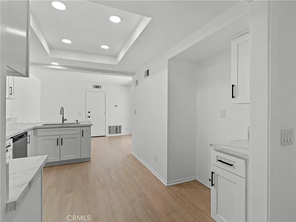 3 bed, 2.5 bath, 1480 sqft, $3,295 — Photo 3