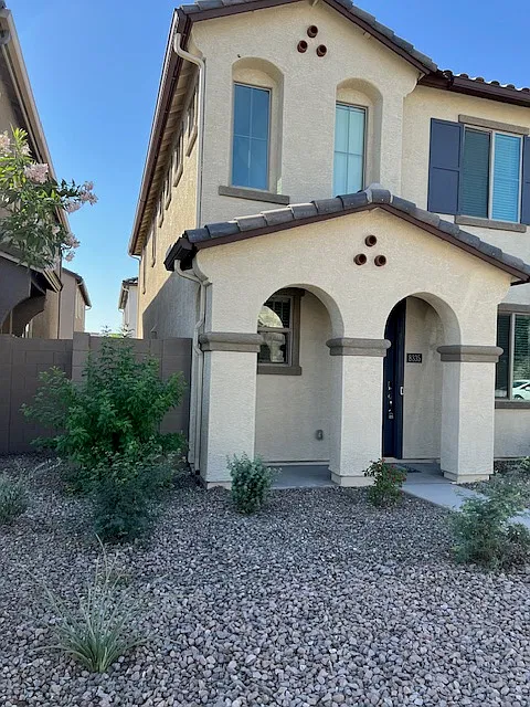 3 bed, 2.5 bath, 1605 sqft, $2,300 — Photo 2
