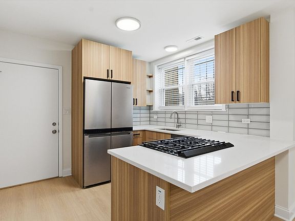 2nd image of 5915 N Milwaukee Ave #G