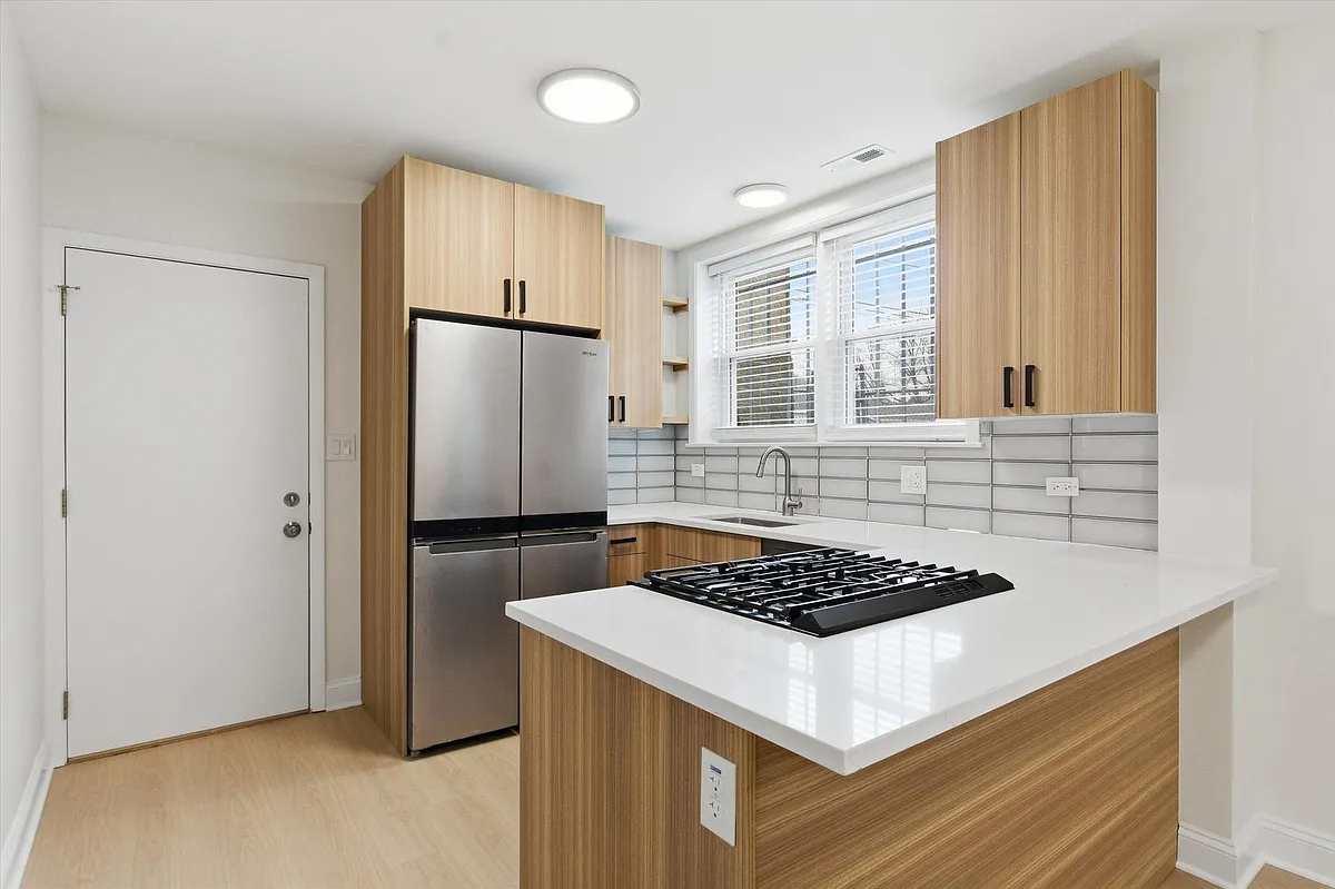 Building Photo - 5915 N Milwaukee Ave #G